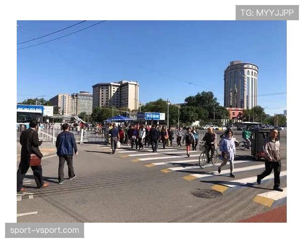 吴向东家的冰箱里塞满了能量胶，连饮料都按分钟算卡路里